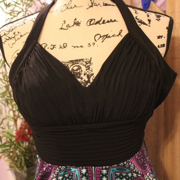 🔥REDUCED 🔥 NWT Signature by Sangria Handkerchief Halter Dress - Picture 2 of 4